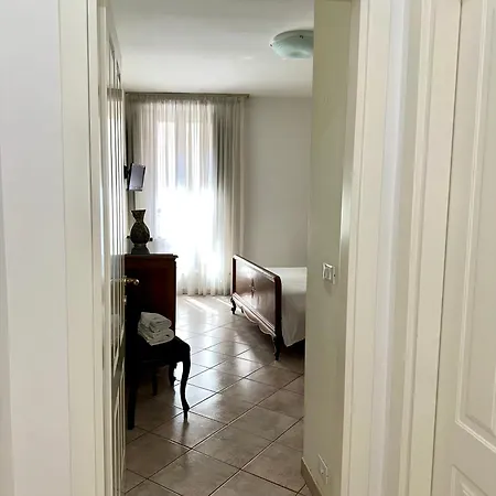 Apartment Lady's